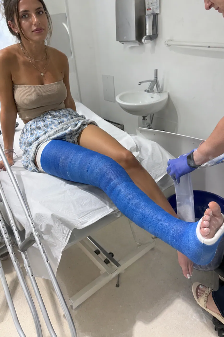 AI-generated photo of a leg cast being applied in a clinic